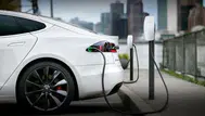 Elektrikli araç satışları içten yanmalı araçları ilk kez geçti