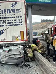 İstanbul'da feci kaza: Otobüsün çarptığı otomobil gişelere sıkıştı!
