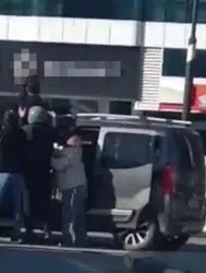 Manisa'da kavşakta geçiş önceliği kavgası : Taraflar birbirine girdi