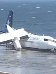 Somali'de yolcu uçağı Hint Okyanusu'na acil iniş yaptı : Uçağın bir kanadı koptu