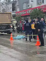 Adana'da karşıya geçerken tırın çarptığı yaya öldü