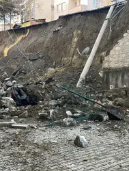 Kastamonu'da istinat duvarı çöktü : 7 araçta hasar oluştu