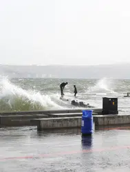 İzmir'de kuvvetli fırtına nedeniyle deniz taştı
