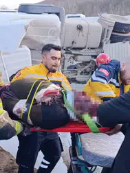 Bursa'da beton mikseri devrildi : Aracın altında kalan sürücü ağır yaralandı