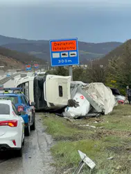 Almanya’dan Türkmenistan’a giden tır Samsun’da devrildi : Sürücü yaralandı