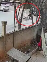 Antalya'da feci motor kazası kamerada: Mahalleli kasis için isyan etti