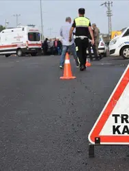 Sakarya'da karşı şeride geçen tanker, 2 otomobille çarpıştı : 3 yaralı
