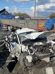 Samsun'da freni boşalan tır refüje çıktı