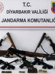 Diyarbakır’da silah kaçakçılığı operasyonu : Çok sayıda silah ve mühimmat ele geçirildi