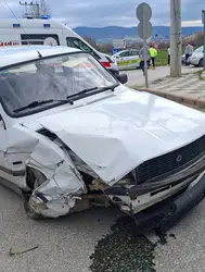 Kütahya'da iki otomobilin çarpışması sonucu 2 kişi yaralandı