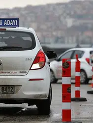 Direksiyon sınavından geçemeyince babasıyla birlikte eğitmene saldırdı