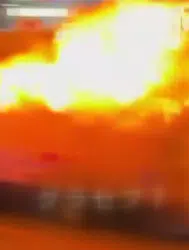 Japonya’da araç yoldayken alev aldı : Kamyonet şoförü itfaiye istasyonuna sürdü