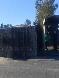 Antalya Manavgat’ta muz yüklü kamyonun kasası yola savruldu