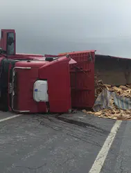 Yalova-Bursa yolunda tır devrildi : Süpürgelik mevkii ulaşıma kapandı