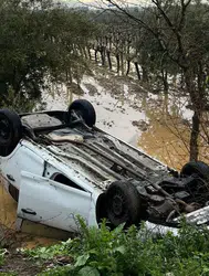 Manisa'da kaza : Otomobil takla attı, sürücü kaçtı