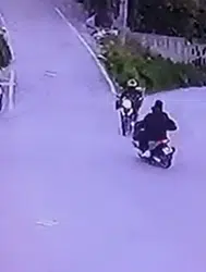 Hatay İskenderun’da motosiklet kazası : 3 kişi yaralandı, kaza güvenlik kamerasına yansıdı