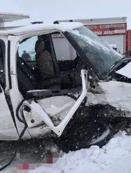 Hakkari'de kaza : 2 kamyonet kafa kafaya çarpıştı