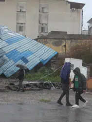 Hatay'da fırtına bilançosu : 2 araç hasar gördü, elektrik direkleri devrildi