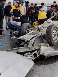 Çorum'da direğe çarpan otomobil takla attı : Yaralılar var