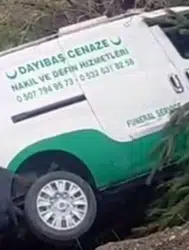 Sivas’ta cenaze nakil aracı şarampole uçtu : 2 yaralı