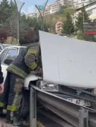 Kocaeli'de faciadan dönüldü : Freni tutmayan otomobil bariyerlere çarptı