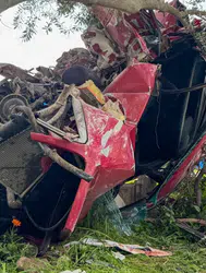 Uşak'ta evin duvarına çarpan araç hurdaya döndü : 1 ölü, 1 yaralı