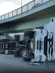 Beylikdüzü'nde korkutan kaza : Virajı alamayan tır devrildi