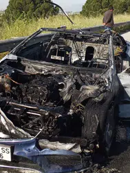 Aydın-İzmir otoyolunda yangın : Üstü açık otomobil küle döndü