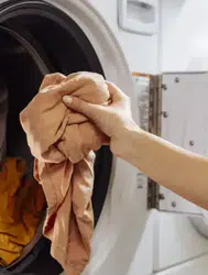 Çamaşır makinesine tuz eklemek giysilerinizdeki sorunları nasıl çözüyor?