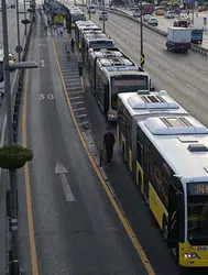 Metrobüs duraklarında yoğunluk yaşandı : Vatandaşlar çileden çıktı
