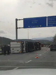 Bilecik’te kontrolden çıkan tır devrildi : Ulaşım bir süre aksadı