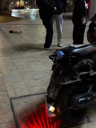 Şişli'de kaza : Genç kıza çarpmamak için bariyerlere girdi