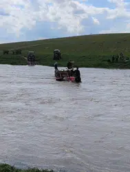 Şanlıurfa’da dere taştı, traktör mahsur kaldı : 3 kişi iş makineleriyle kurtarıldı