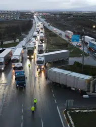 Erzincan-Gümüşhane kara yolunda kar : Ağır tonajlı araçlara izin yok