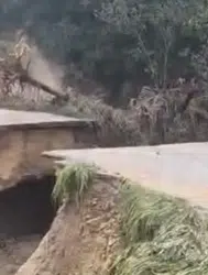 Mersin'de sağanak yağış sele neden oldu : Yol çöktü