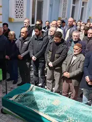 Bursa'da bir gün arayla ölen 2 kardeş, yan yana defnedildi