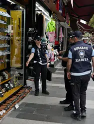 Kuşadası’nda sıfır işgaliye denetimi : Turistik çarşılarda kaldırım operasyonu