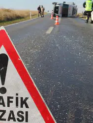 Niğde'de feci kaza : Hafif ticari araç ile otomobil çarpıştı, 7 kişi yaralandı