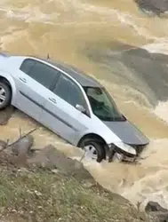 Düzce'de otomobil dereye uçtu : Sürücü yaralandı