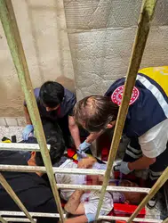 İzmir Buca'da bir vatandaş apartman boşluğuna düştü