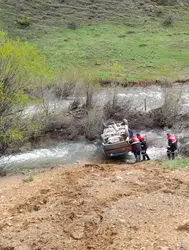Sivas'ta otomobil 15 metreden dereye uçtu : 5 yaralı