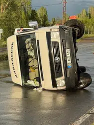 Muş'ta kontrolden çıkan minibüs devrildi : 2 yaralı