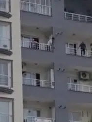 Adıyaman'da bi şahıs kendini beşinci kattan sarkıttı