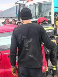 Erzurum'da otomobil ile halk otobüsü çarpıştı : Yaralılar var