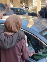Trabzon’da bebek araçta kilitli kaldı : Genç anne büyük korku yaşadı