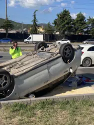 Kocaeli'de tırın sıkıştırdığı iddia edilen otomobil takla attı : 1 yaralı
