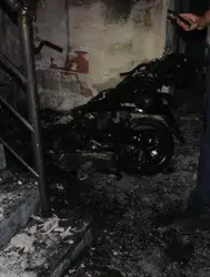 Balıkesir'de apartman boşluğundaki motosiklet alev alev yandı