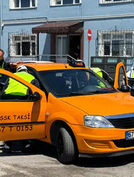 Zonguldak'ta trafik denetiminde yolcu taşıyan taksi şoförü firari çıktı