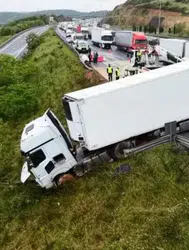Beykoz'da zincirleme trafik kazası : Bariyerleri aşan tır yolun dışına çıktı