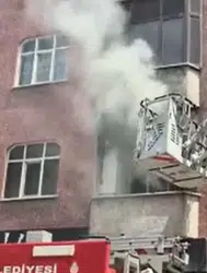 Sultangazi'de daire yangını : Şarjda unutulan cep telefonu evi yaktı